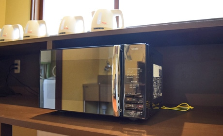 写真:電子レンジ・電気ポット（ヌプリ館2階共用エリア）